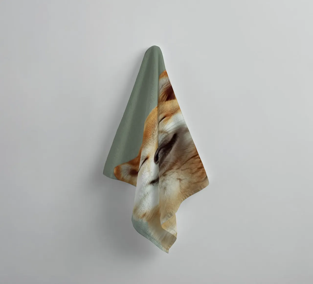 Shiba Inu felice con gli occhi chiusi e il cuore rilassato asciugamano da bagno da DesignDoodle