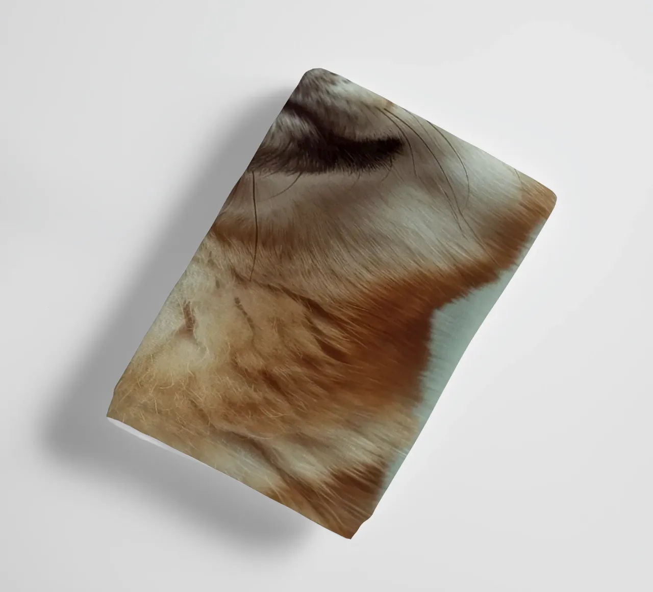 Shiba Inu felice con gli occhi chiusi e il cuore rilassato asciugamano da bagno da DesignDoodle