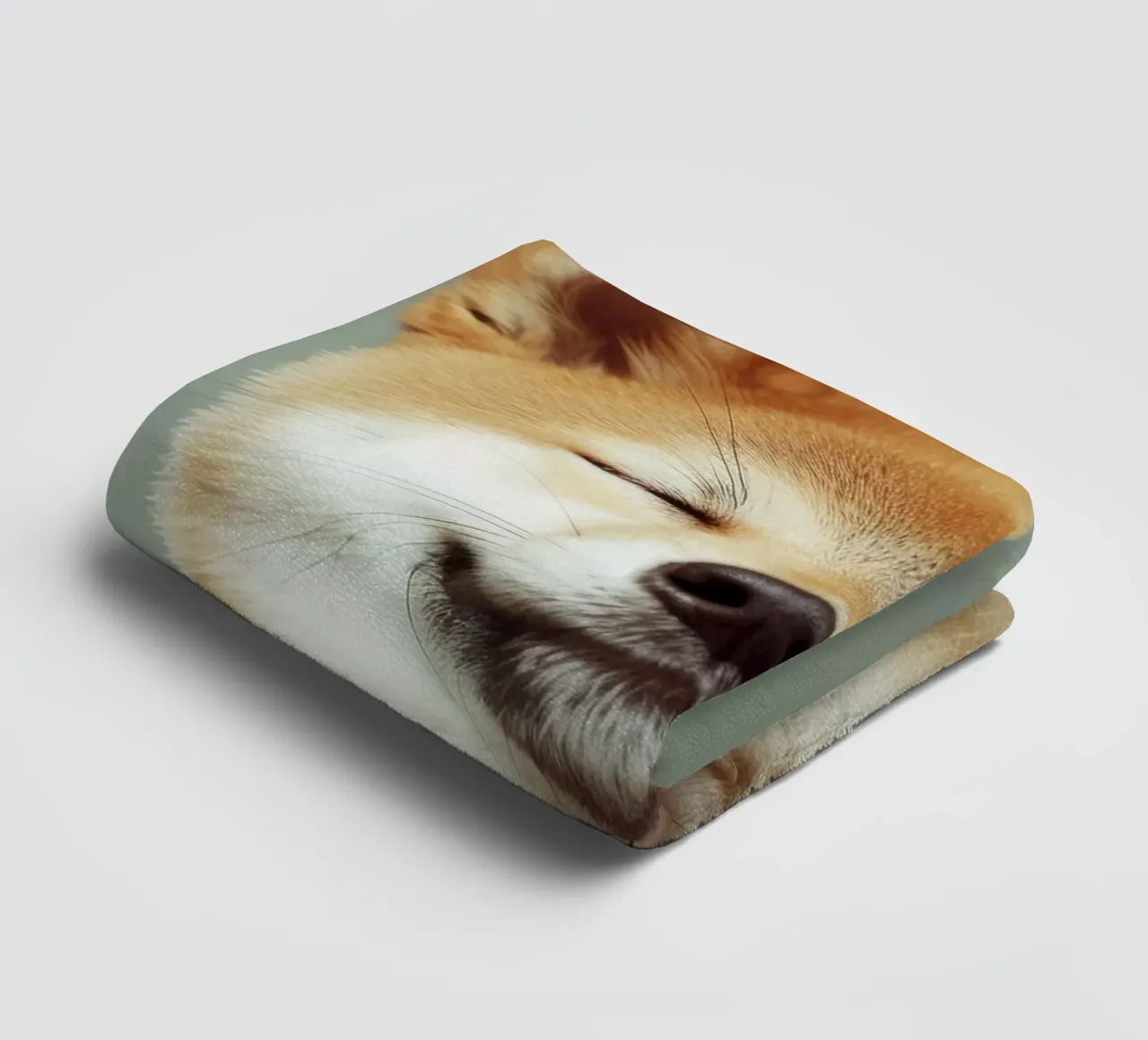 Shiba Inu felice con gli occhi chiusi e il cuore rilassato asciugamano da bagno da DesignDoodle