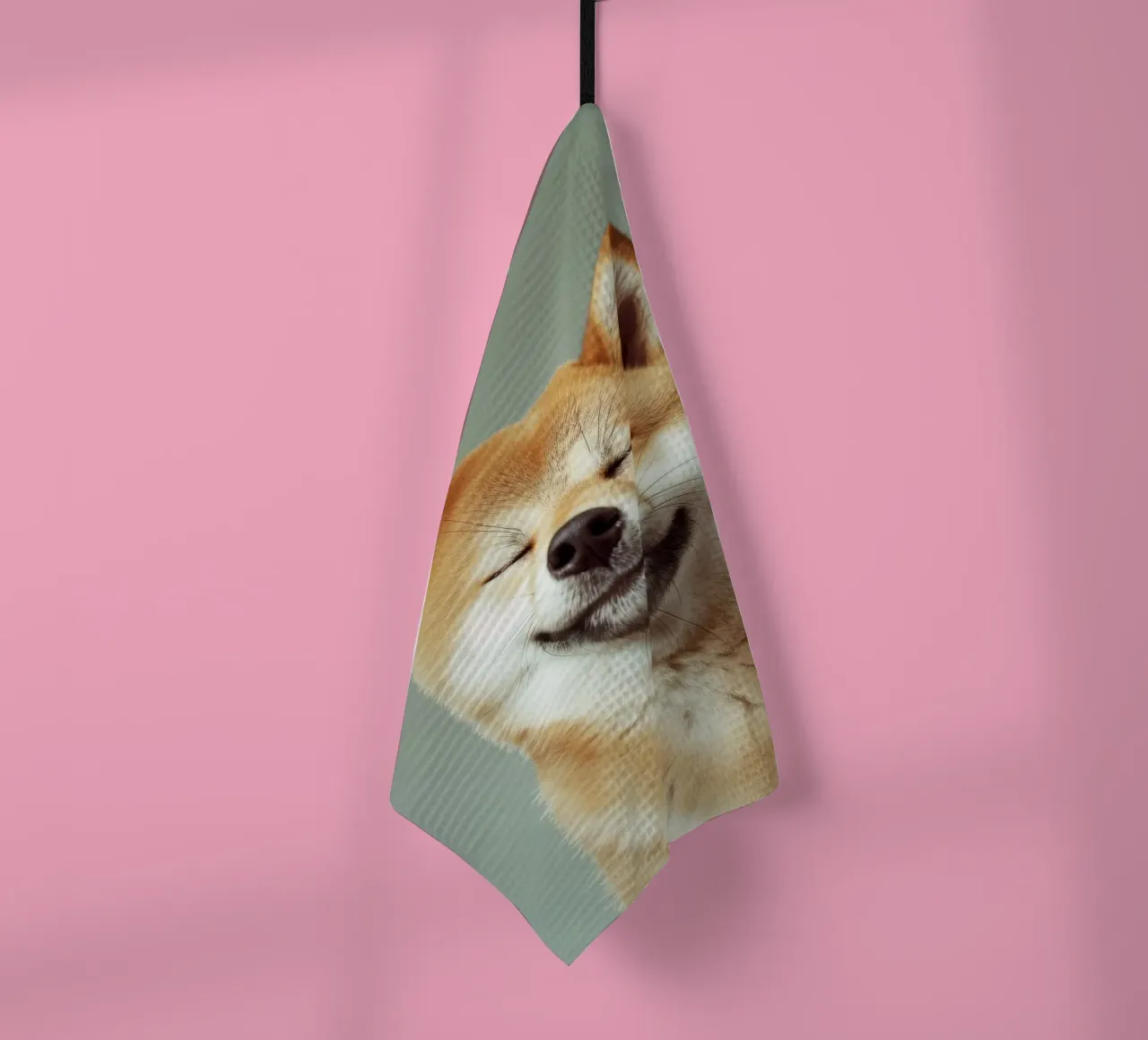 Shiba Inu felice con gli occhi chiusi e il cuore rilassato canovaccio da cucina da DesignDoodle