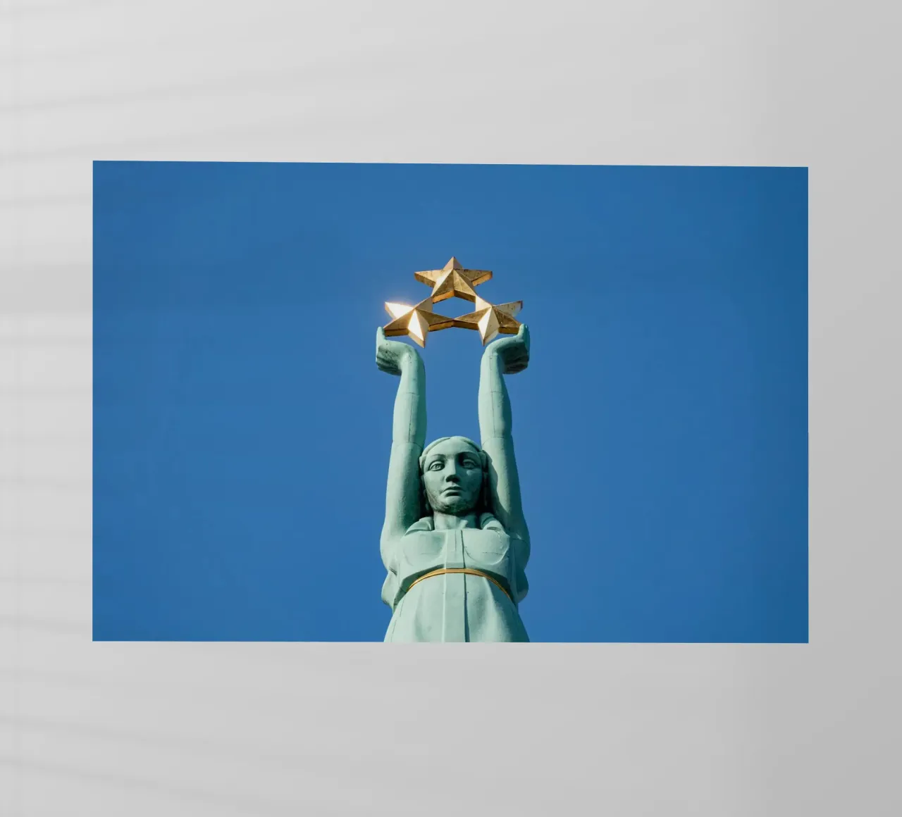 Statua della libertà a Riga, Lettonia pellicola backlit da anderm