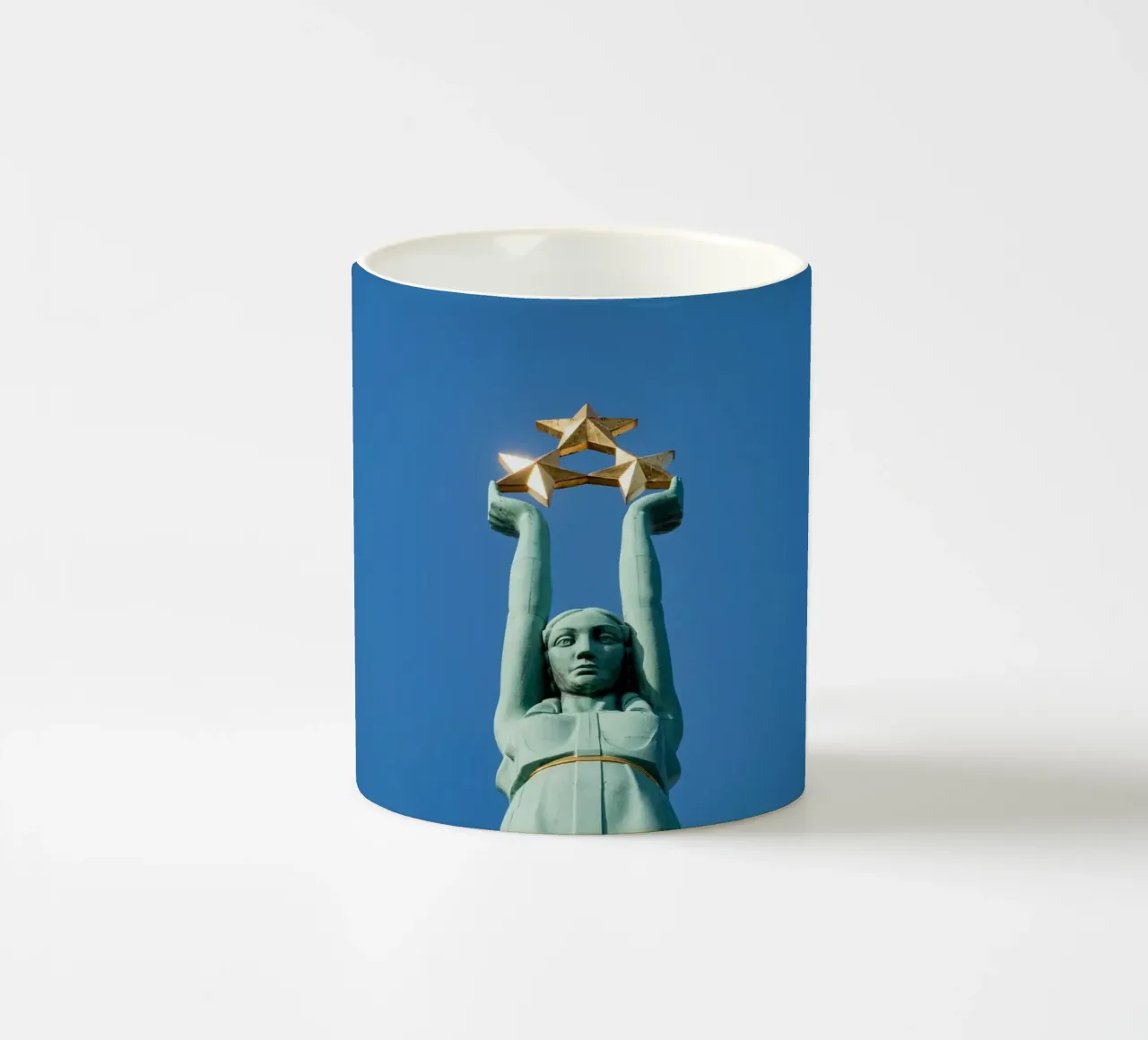 Statua della libertà a Riga, Lettonia tazza in ceramica da anderm