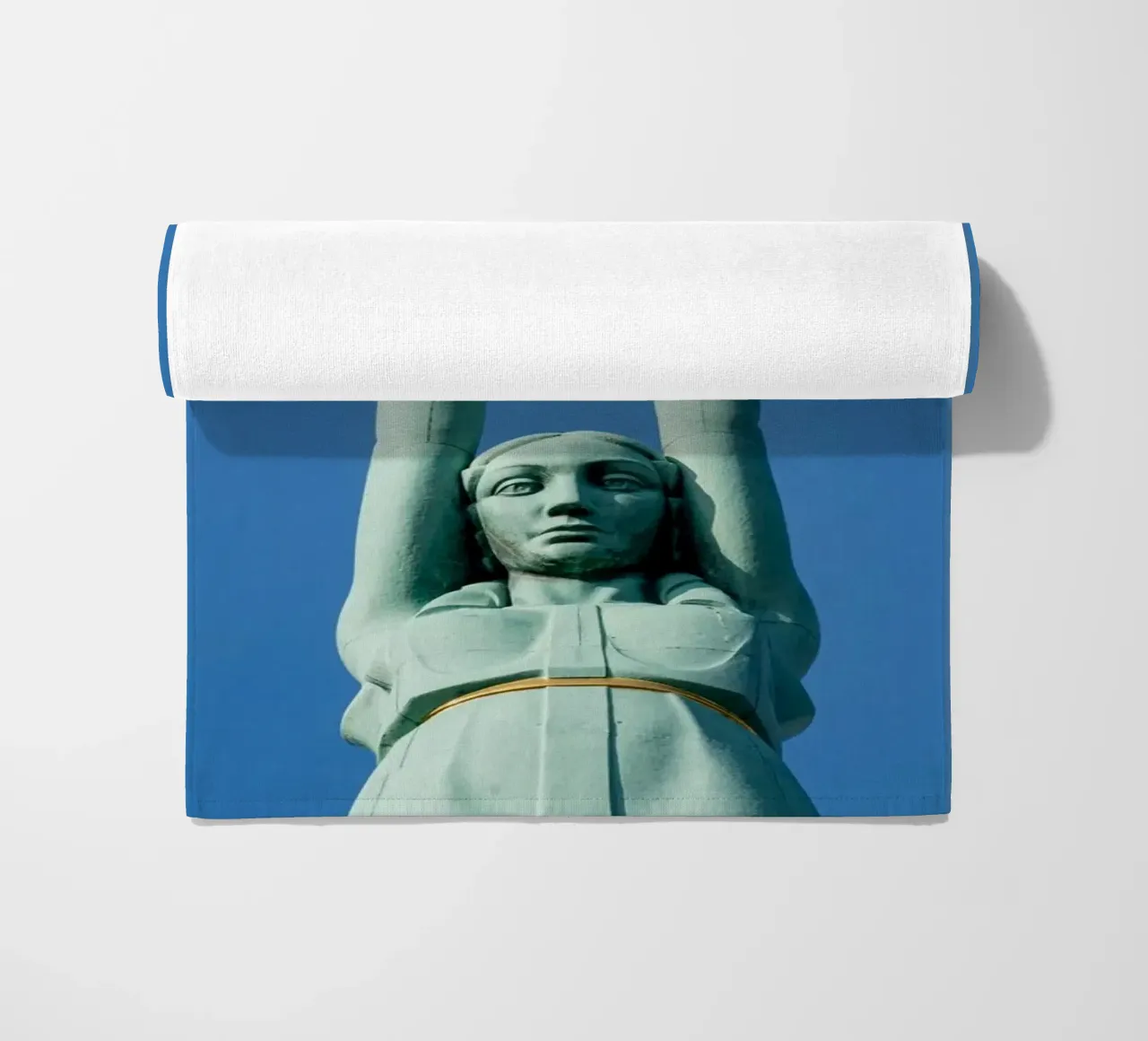 Statua della libertà a Riga, Lettonia telo mare da anderm
