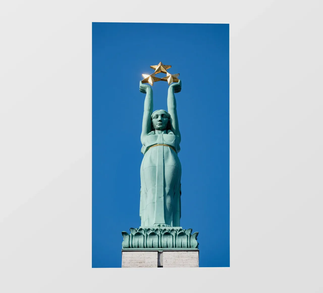 Statua della libertà a Riga, Lettonia pellicola backlit da anderm