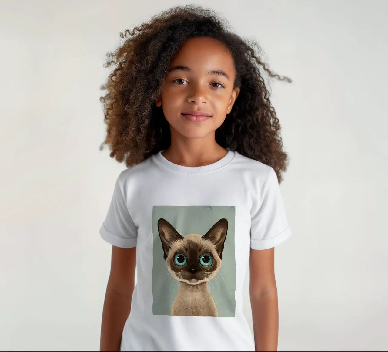 Liebenswerte Siamkatze mit großen blauen Augen und ausdrucksstarkem Kinder T-Shirt von DesignDoodle
