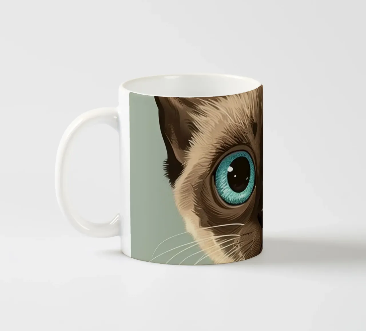 Liebenswerte Siamkatze mit großen blauen Augen und ausdrucksstarkem Keramik Tasse von DesignDoodle