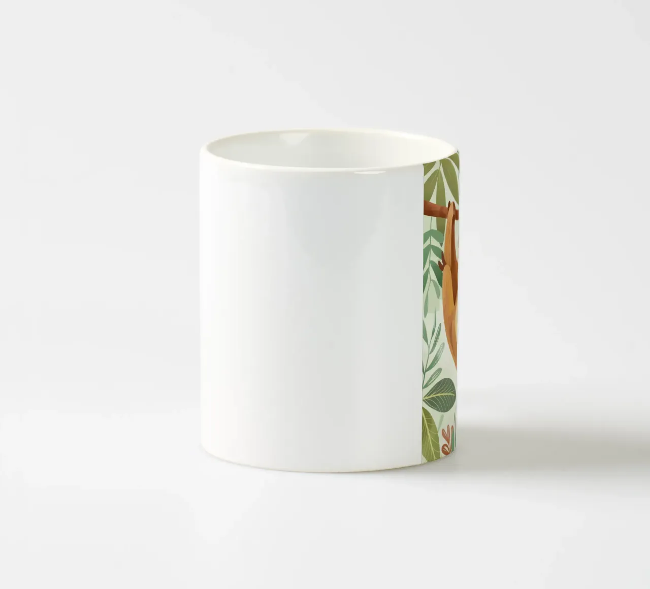 Bradipo allegro appeso al ramo di un albero in una lussureggiante area tropicale tazza in ceramica da DesignDoodle
