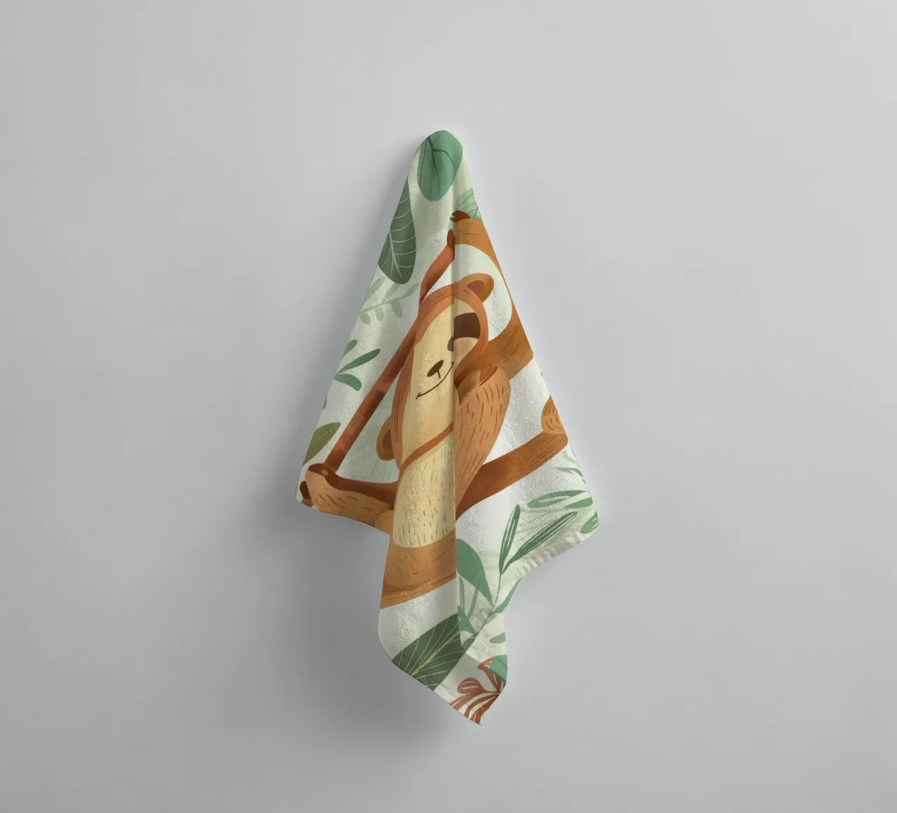 Bradipo allegro appeso al ramo di un albero in una lussureggiante area tropicale asciugamano da bagno da DesignDoodle