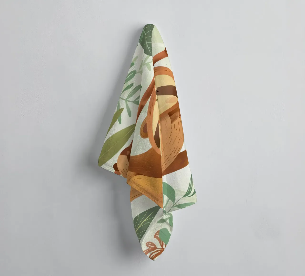 Bradipo allegro appeso al ramo di un albero in una lussureggiante area tropicale asciugamano da bagno da DesignDoodle