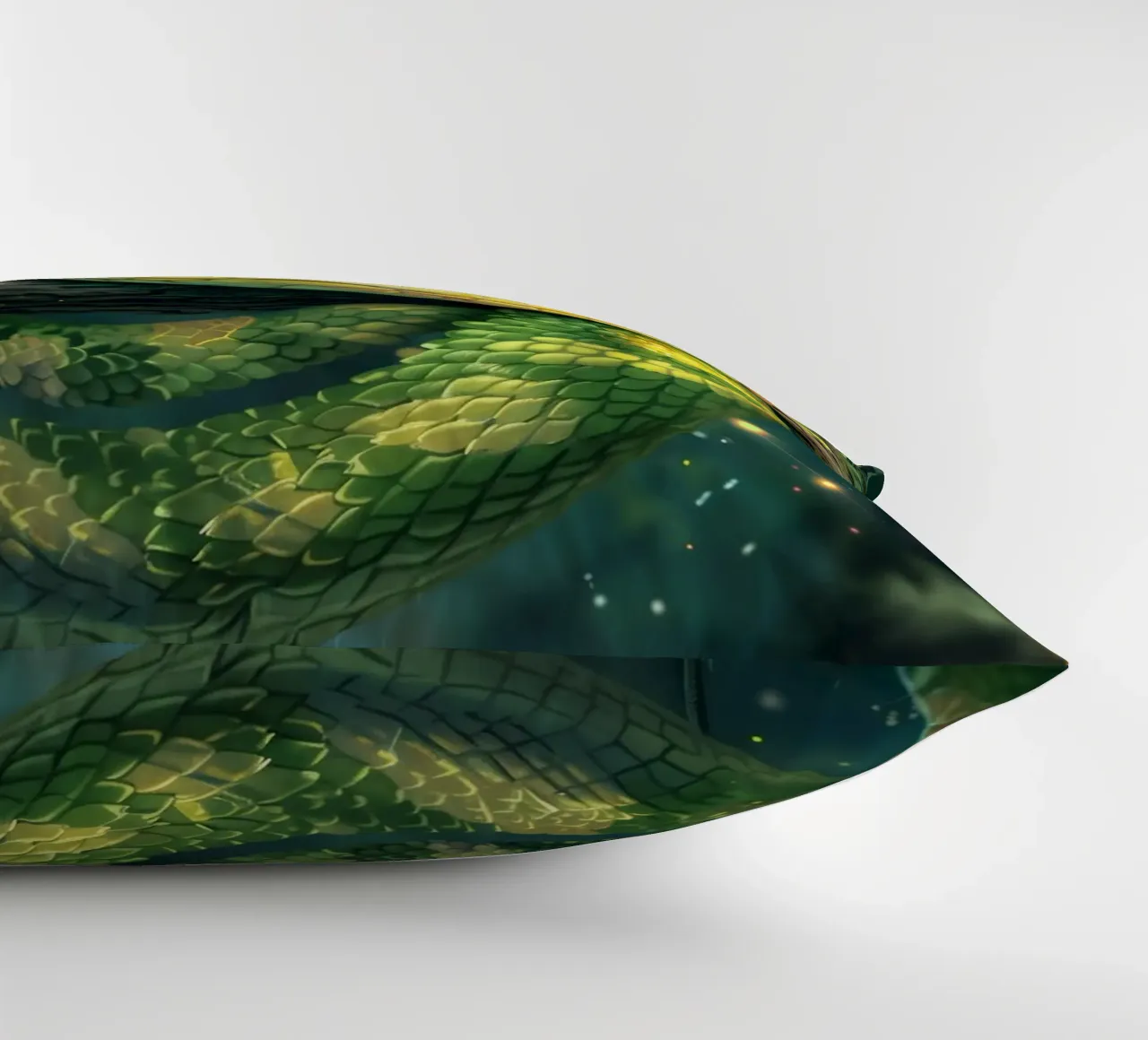 Serpente verde estroso che riposa su un ramo cuscino da DesignDoodle