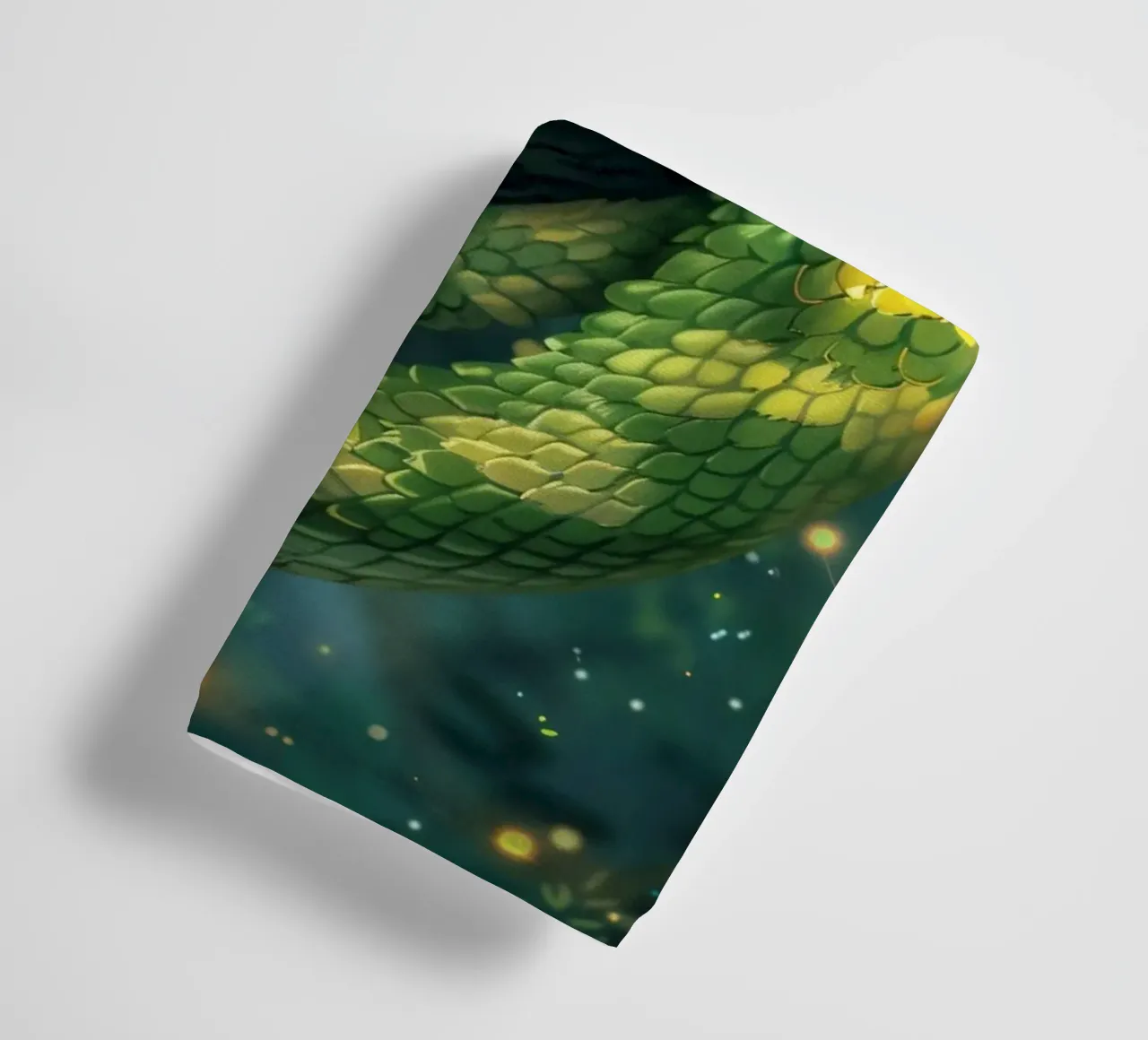 Serpente verde estroso che riposa su un ramo asciugamano da bagno da DesignDoodle