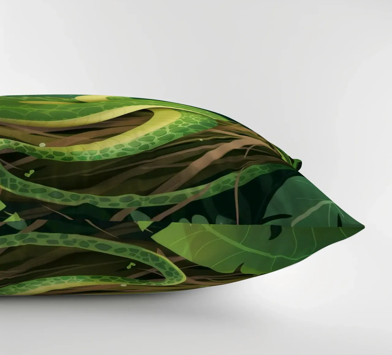 Giovane cucciolo di serpente che sorride nella notte della foresta cuscino da DesignDoodle