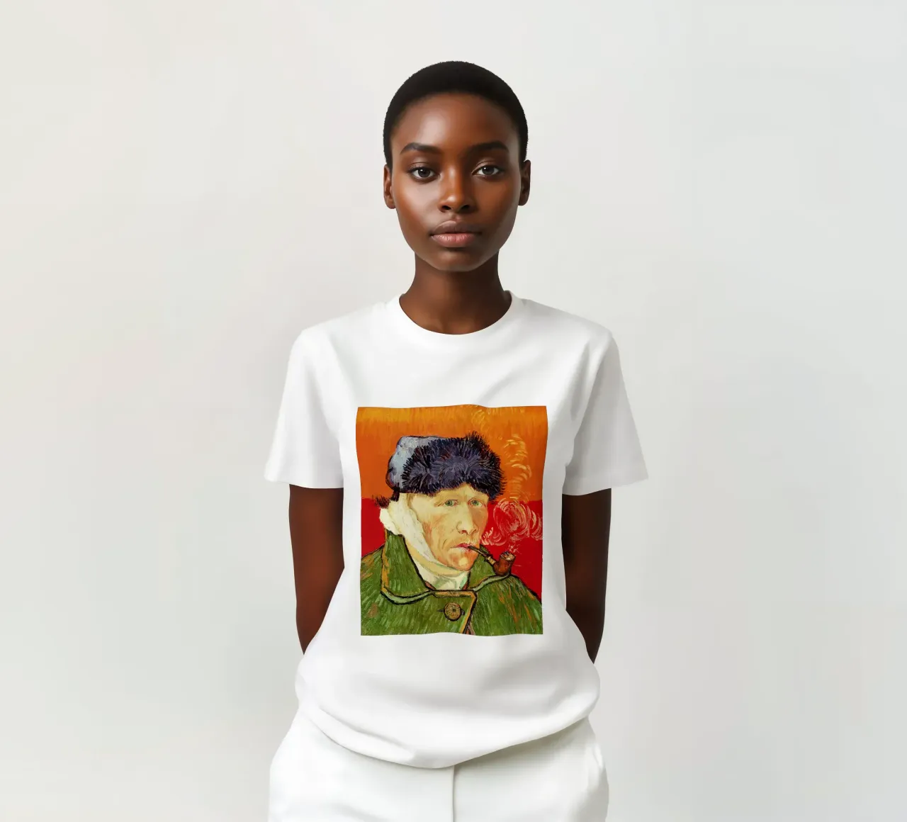 Autoritratto con orecchio fasciato e pipa t-shirt da ValerieArt
