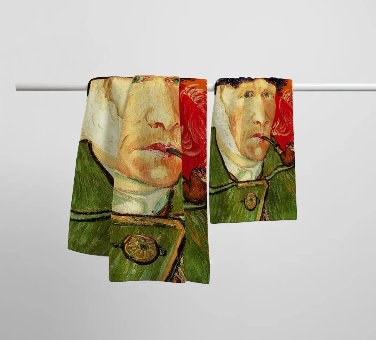 Autoritratto con orecchio fasciato e pipa asciugamano da bagno da ValerieArt