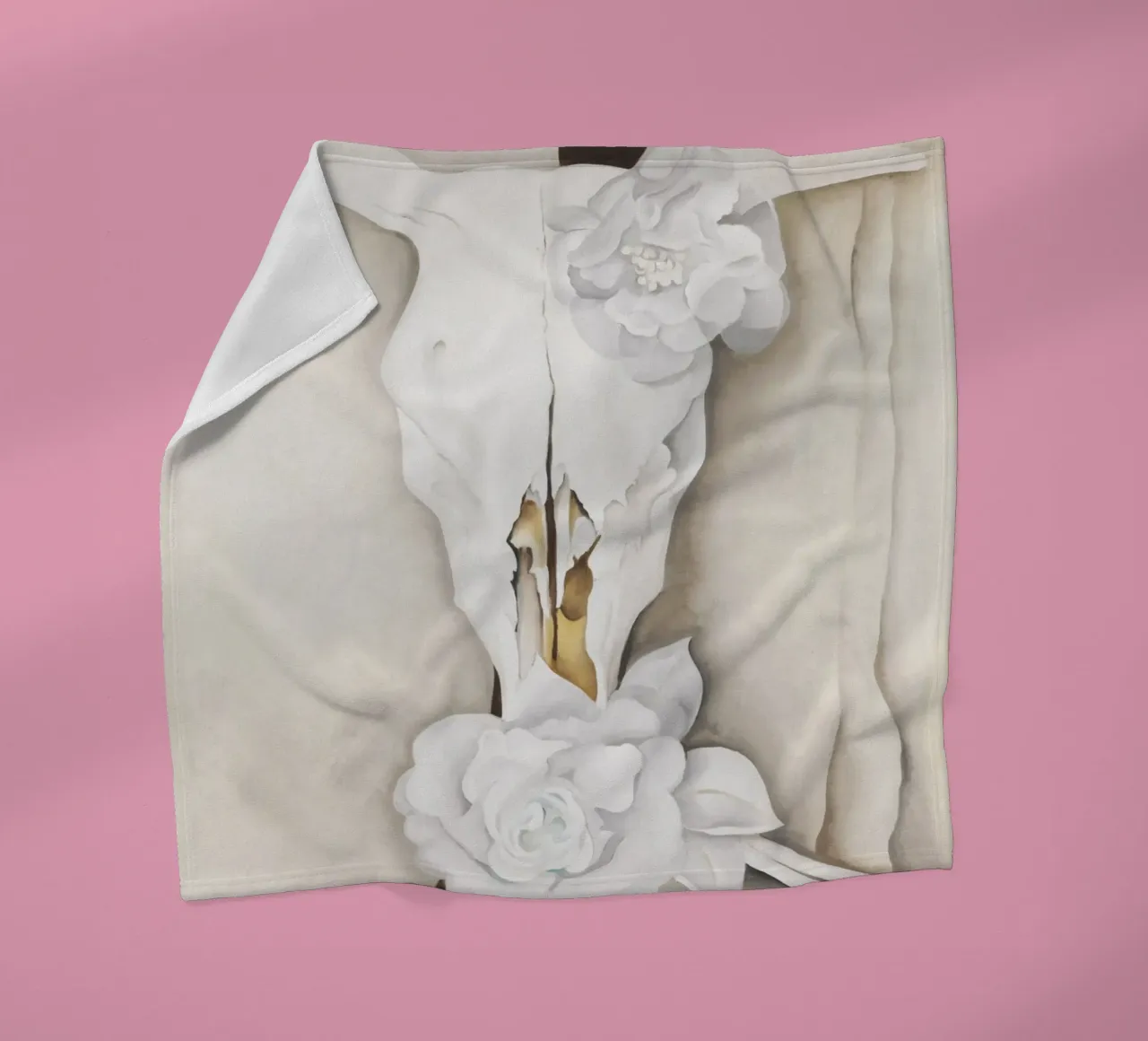 Kuhschädel mit Kattunrosen von Georgia O'Keeffe Fleecedecke von Mostly Pink