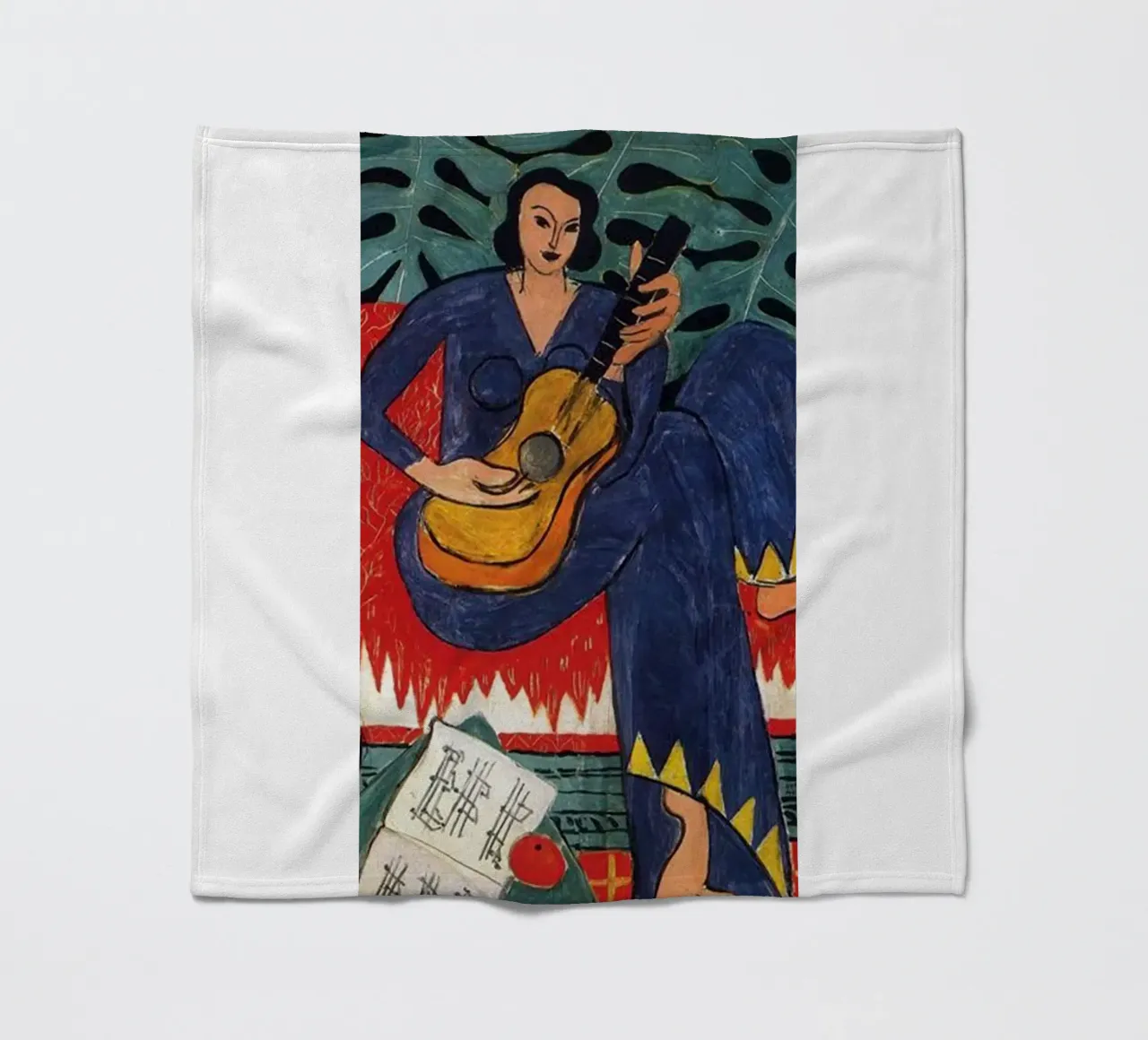 una donna che suona la chitarra coperta in pile da sazkia art