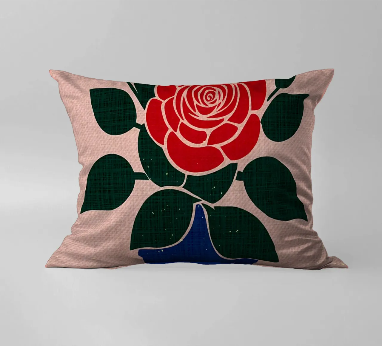 Rosa rossa in vaso blu cuscino da Modern Geometry
