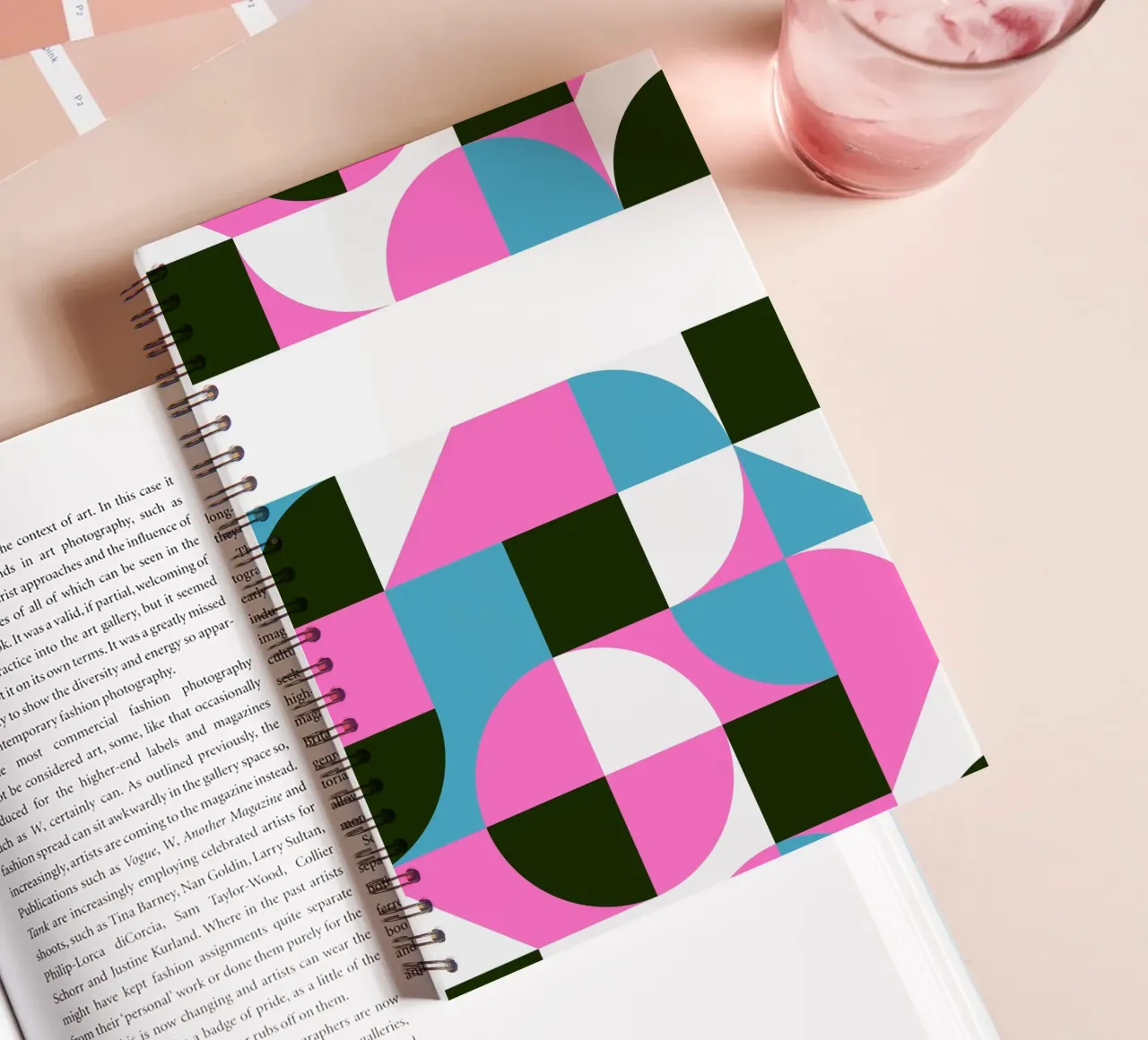 Forme geometriche pop - Arte retrò in rosa e turkis diario ad anelli da Studio Vibe
