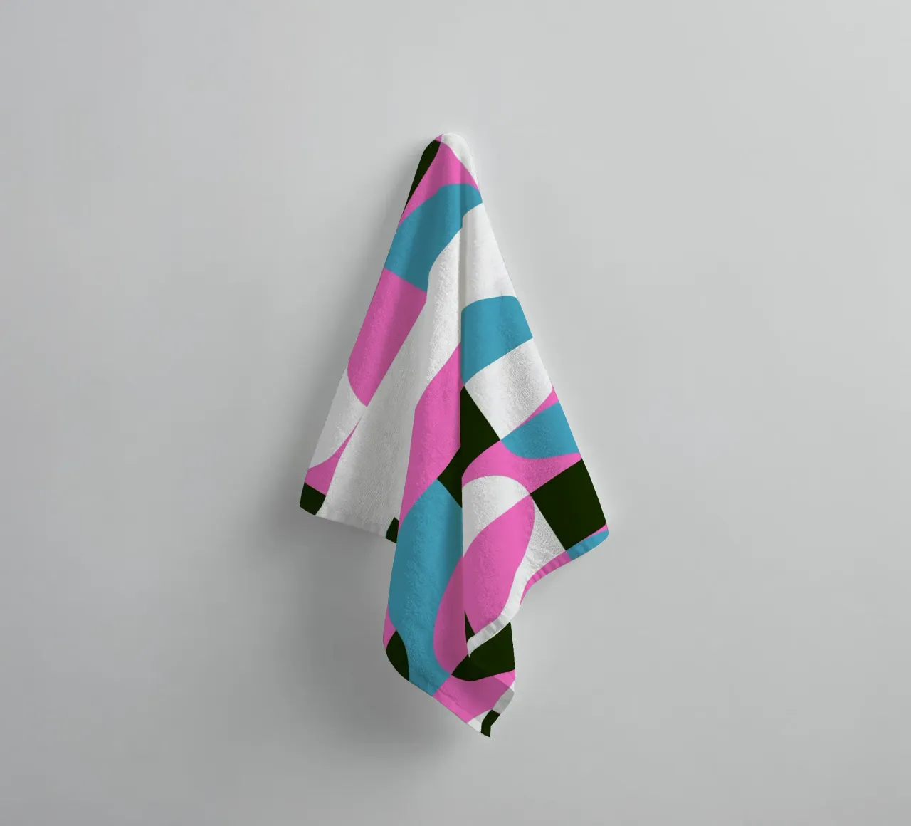 Geometric Pop Shapes – Retro Art in Pink & Türkis towel by Studio Vibe