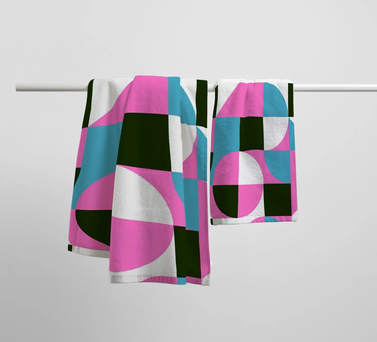 Geometric Pop Shapes – Retro Art in Pink & Türkis towel by Studio Vibe