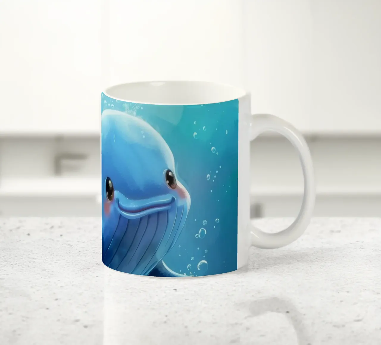 Affascinante balenottera azzurra che nuota giocosamente in un luminoso sottofondo tazza in ceramica da DesignDoodle