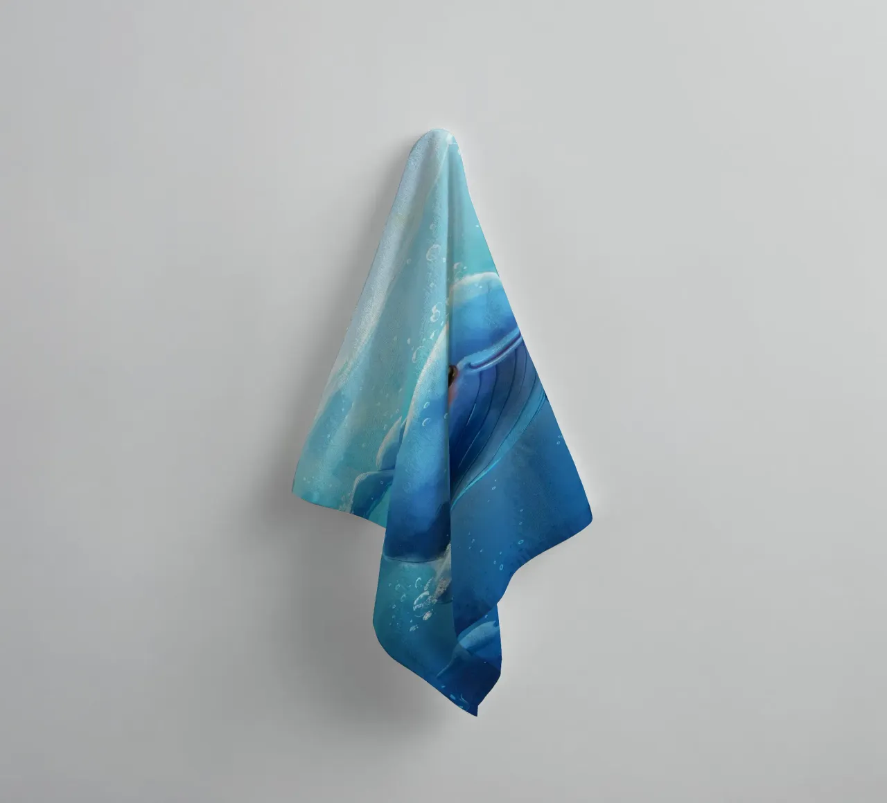 Affascinante balenottera azzurra che nuota giocosamente in un luminoso sottofondo asciugamano da bagno da DesignDoodle
