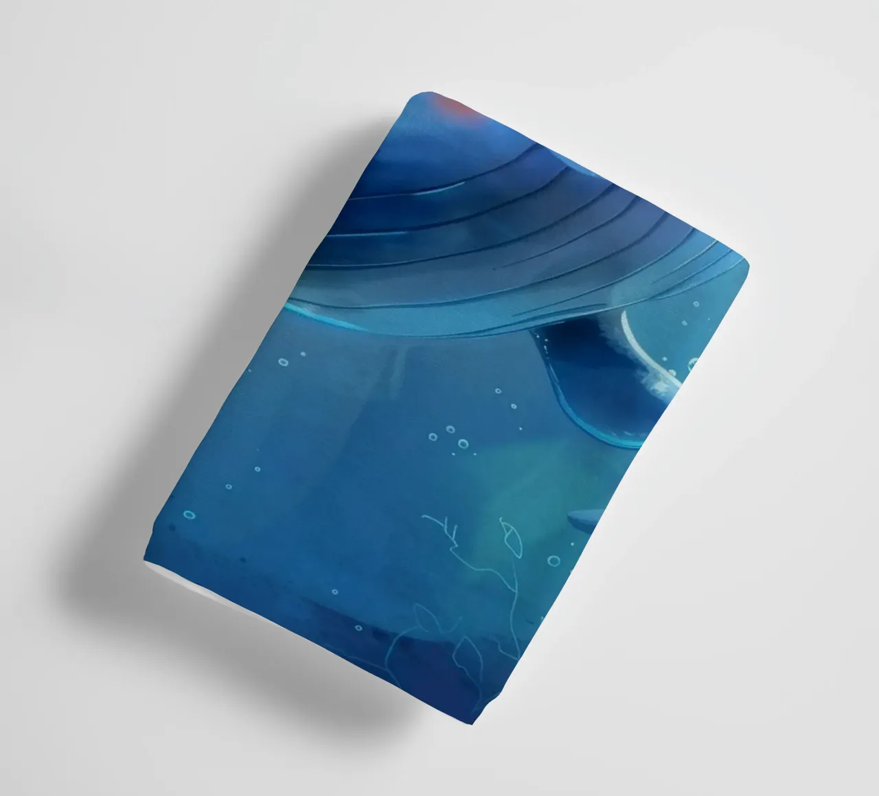 Affascinante balenottera azzurra che nuota giocosamente in un luminoso sottofondo asciugamano da bagno da DesignDoodle