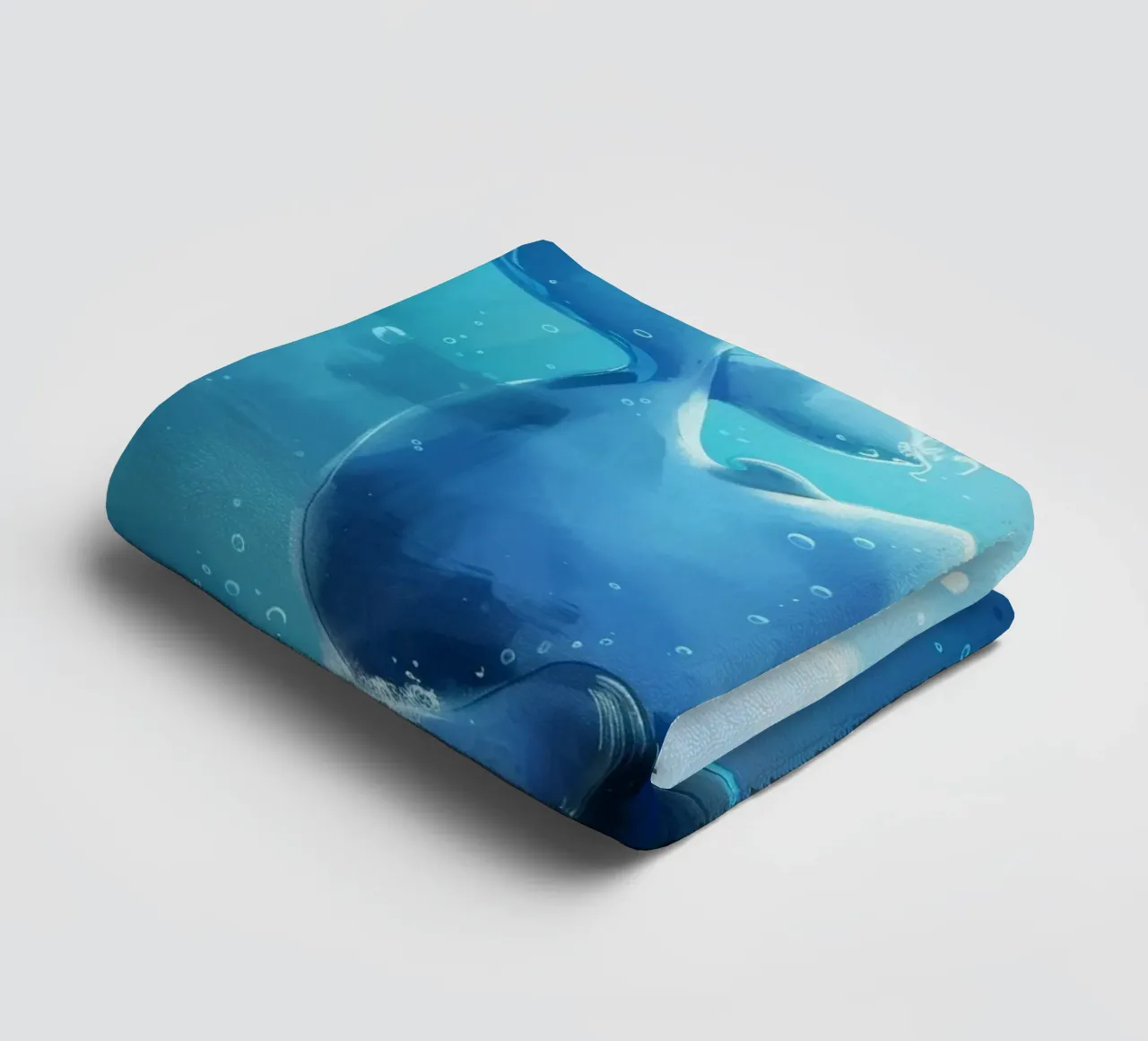Affascinante balenottera azzurra che nuota giocosamente in un luminoso sottofondo asciugamano da bagno da DesignDoodle