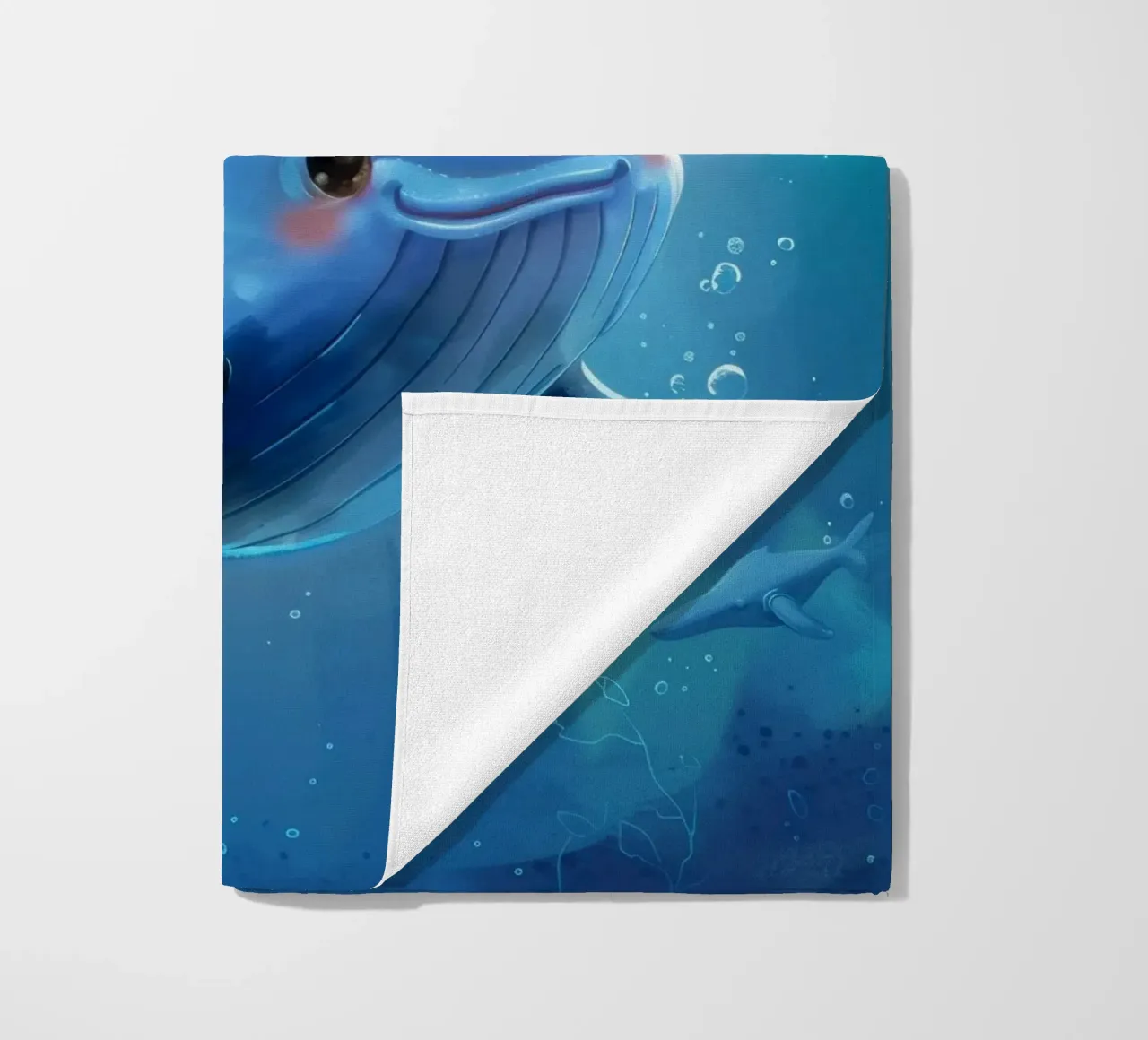 Affascinante balenottera azzurra che nuota giocosamente in un luminoso sottofondo telo mare da DesignDoodle