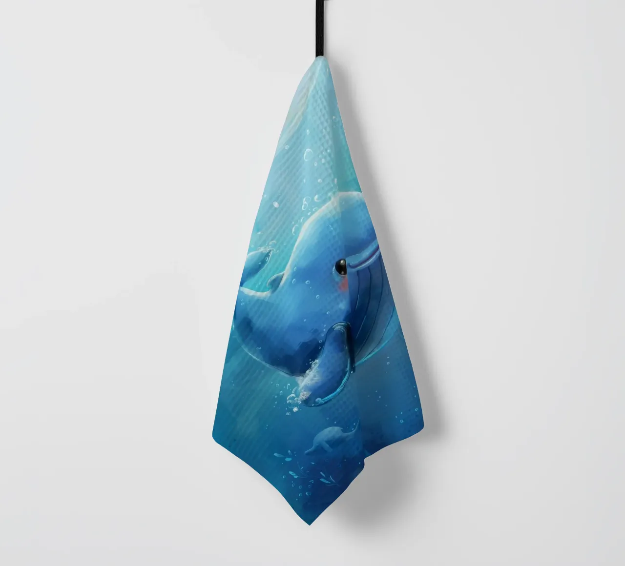 Charmante baleine bleue nageant de façon ludique dans une eau claire. torchon de DesignDoodle
