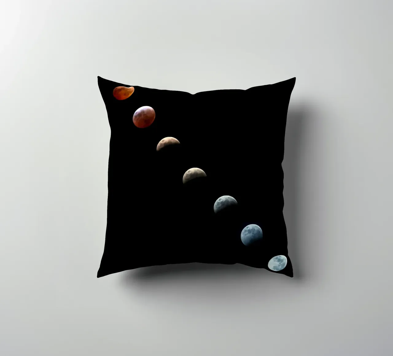 luna eclissi lunare cuscino da Earthly Visions
