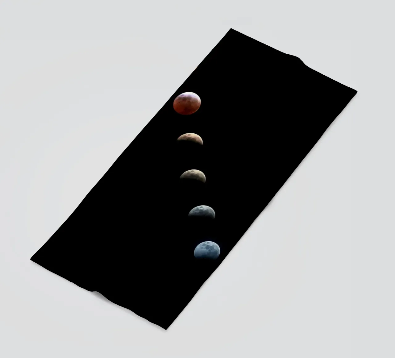 maan maansverduistering strandhanddoek van Earthly Visions