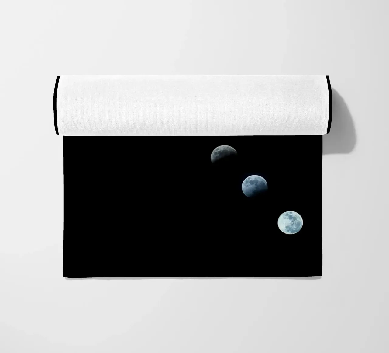 maan maansverduistering strandhanddoek van Earthly Visions