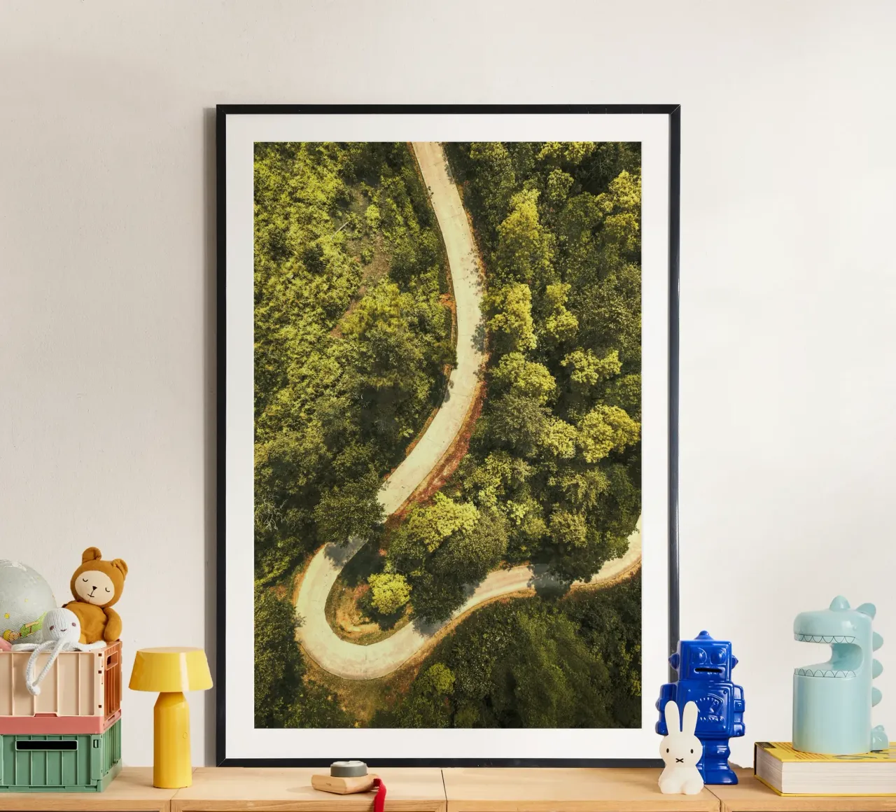 strada tortuosa foresta poster con telaio in legno da Earthly Visions