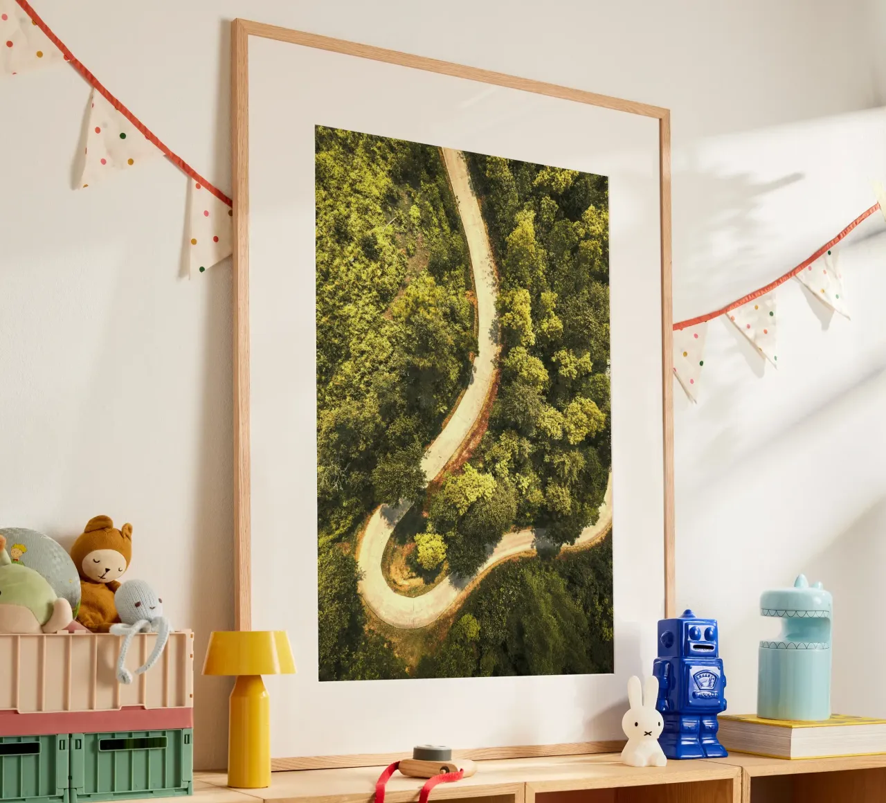 strada tortuosa foresta poster con telaio in legno da Earthly Visions