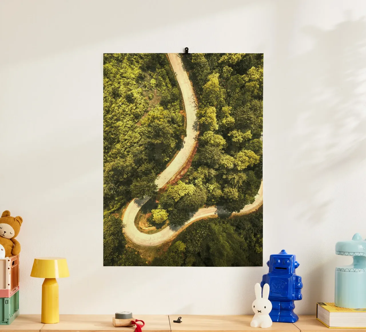 strada tortuosa foresta poster con telaio in legno da Earthly Visions