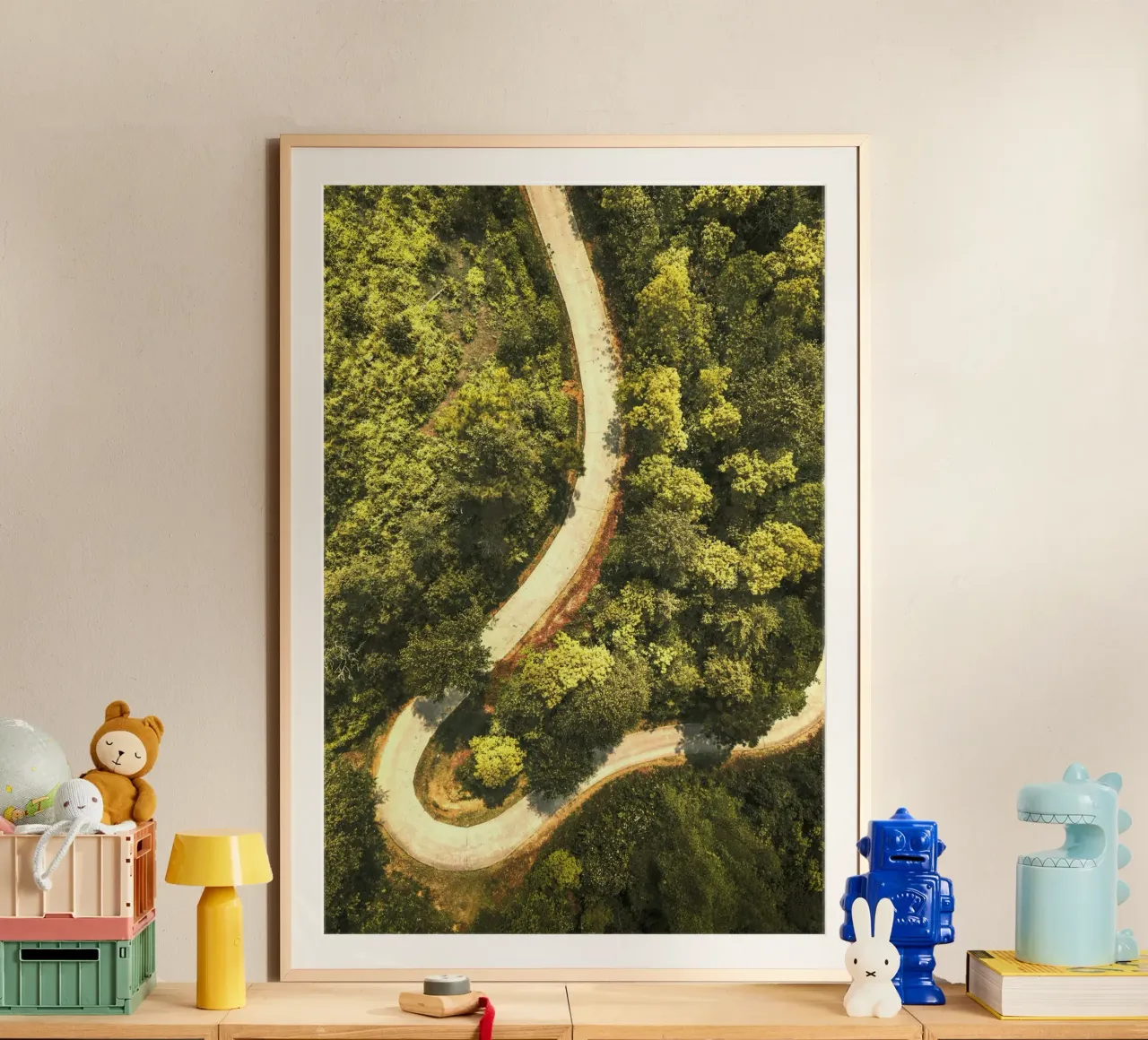 strada tortuosa foresta poster con telaio in legno da Earthly Visions