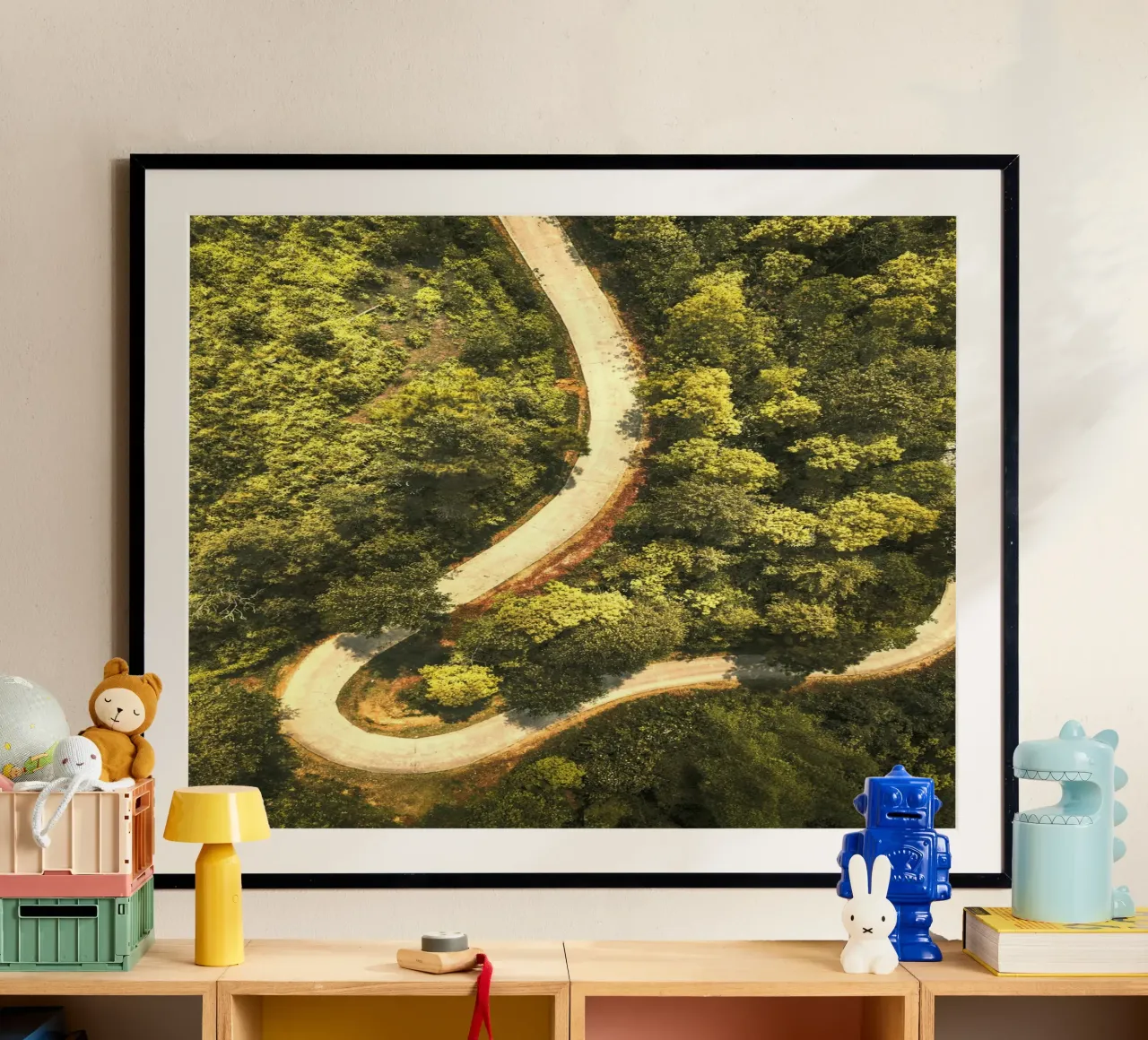 strada tortuosa foresta poster con telaio in legno da Earthly Visions