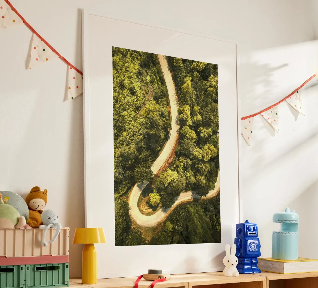 strada tortuosa foresta poster con telaio in legno da Earthly Visions