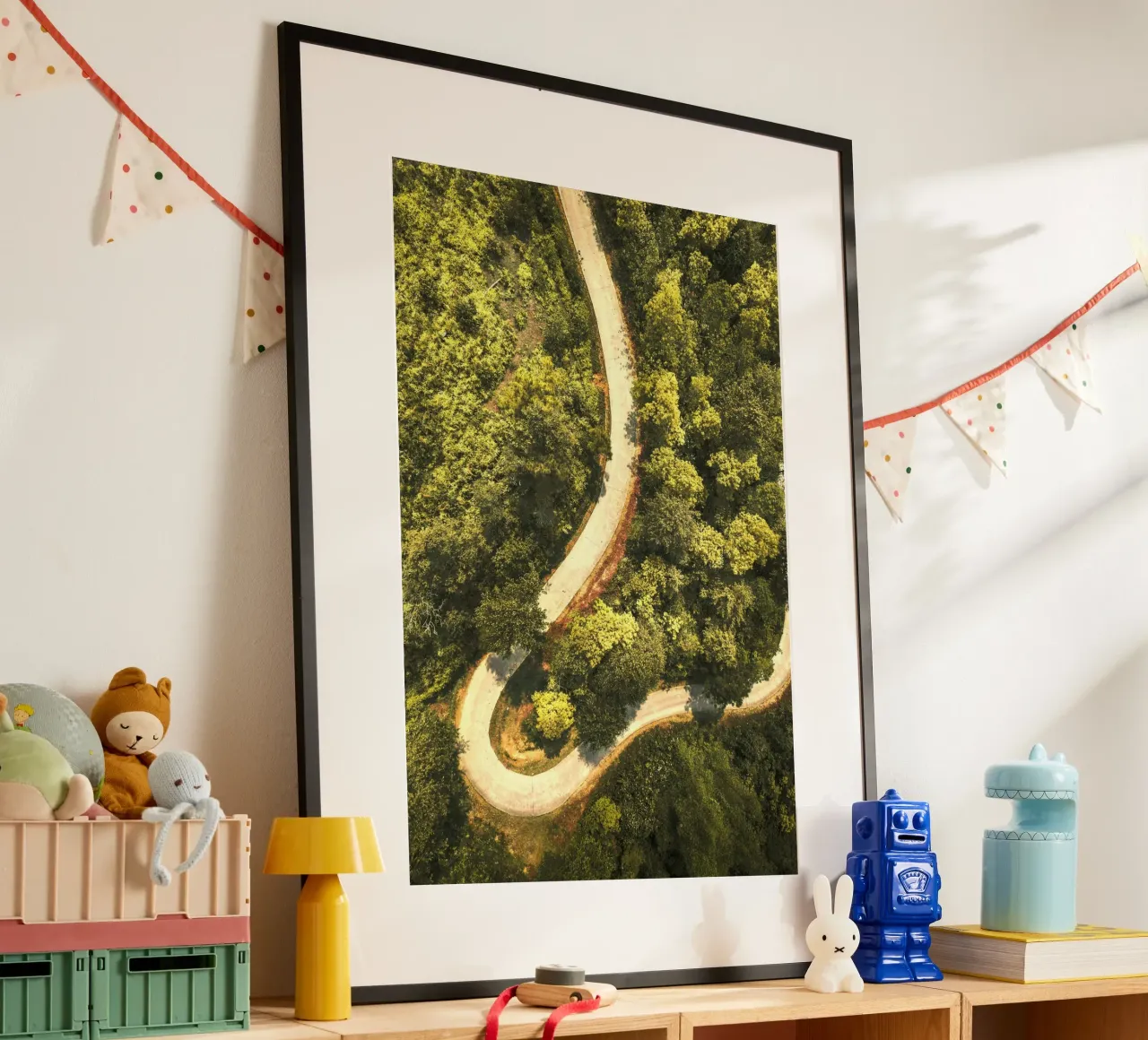 strada tortuosa foresta poster con telaio in legno da Earthly Visions
