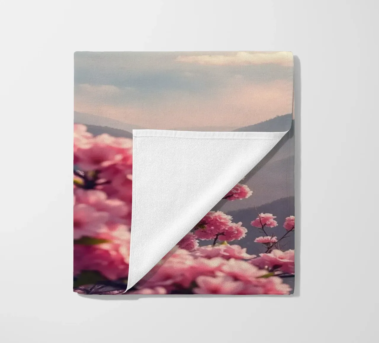 De berg Fuji in Japan met kersenbloesems strandhanddoek van RB-Digital-Paintings