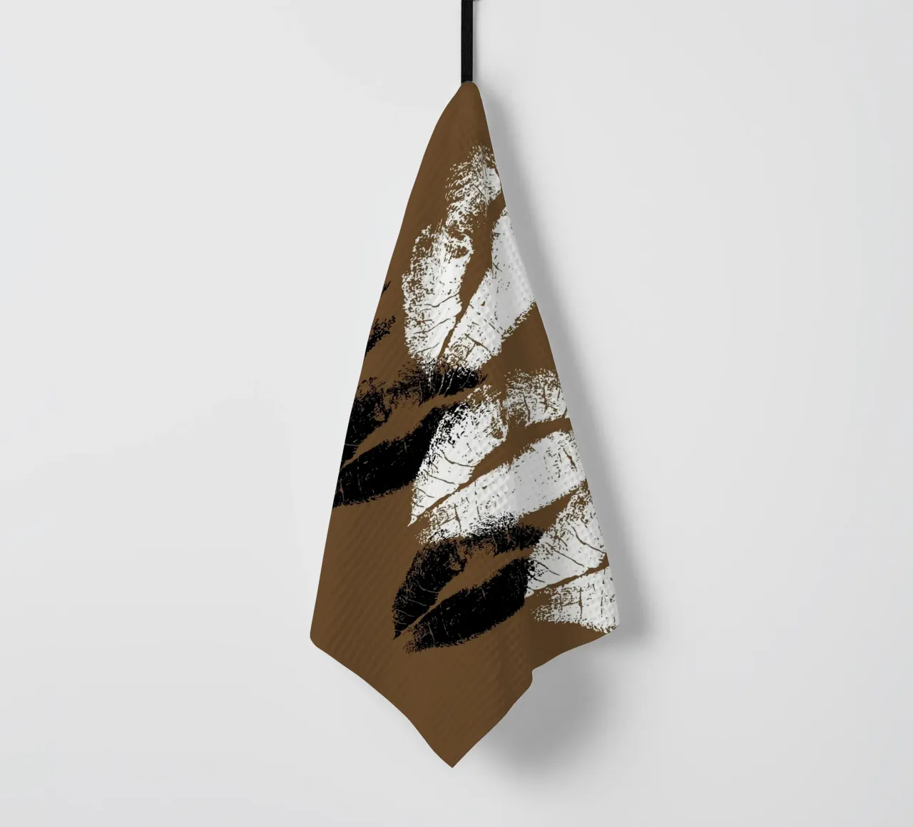 Monochrome Kiss Marks - Pop Art Aesthetic Print torchon de NorwesClub