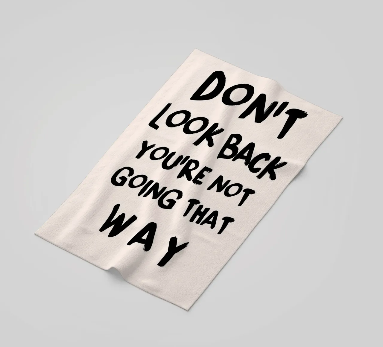 Don't Look Back - Ermächtigende Typografie Print Strandtuch von NorwesClub