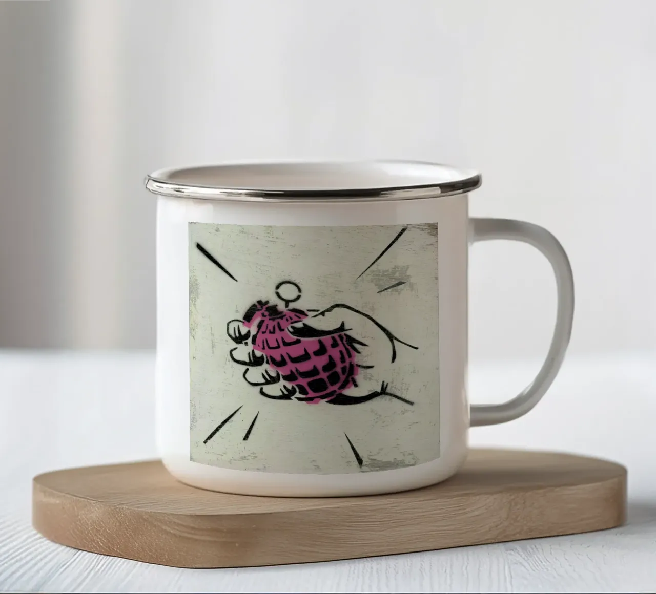 Hand Grenade tazza in smalto da Andy Bridge