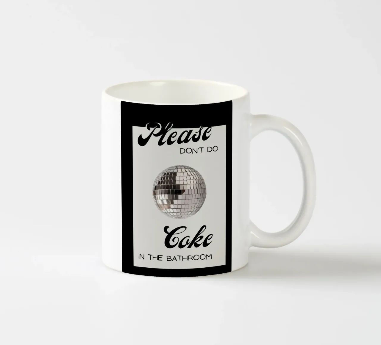 Cartello per il bagno con palla da discoteca "Please Don't Do Coke" (Per favore, non fare uso di Coca-Cola) tazza in ceramica da NorwesClub
