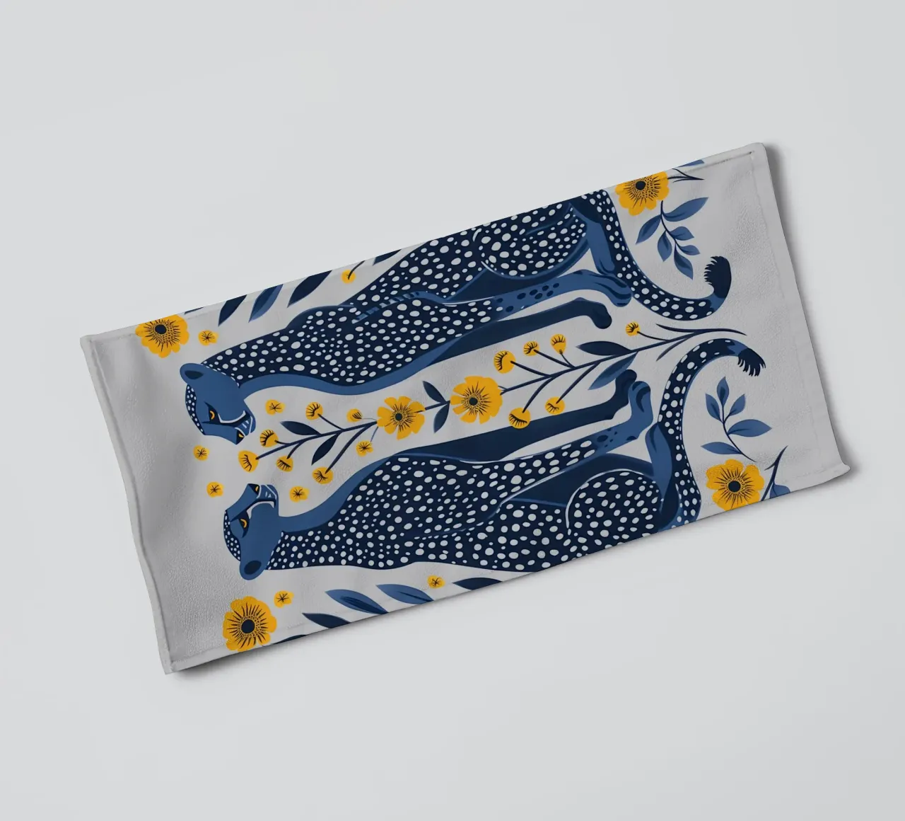 Guepardos índigo y flores de caléndula - Folk Art Print toalla de baño de NorwesClub
