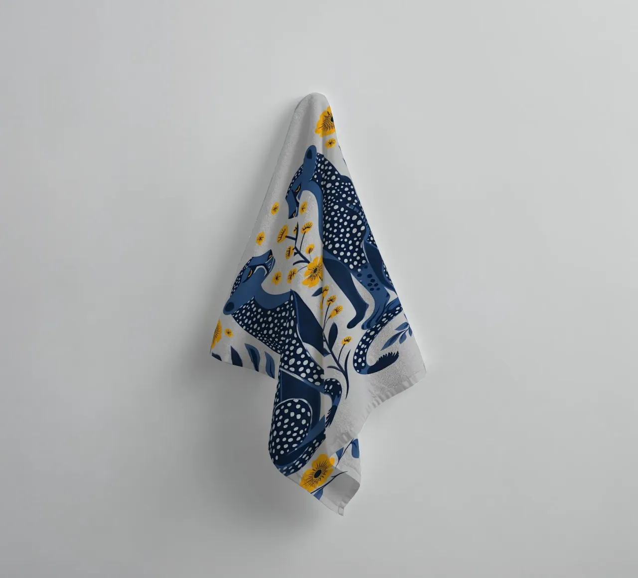 Guepardos índigo y flores de caléndula - Folk Art Print toalla de baño de NorwesClub