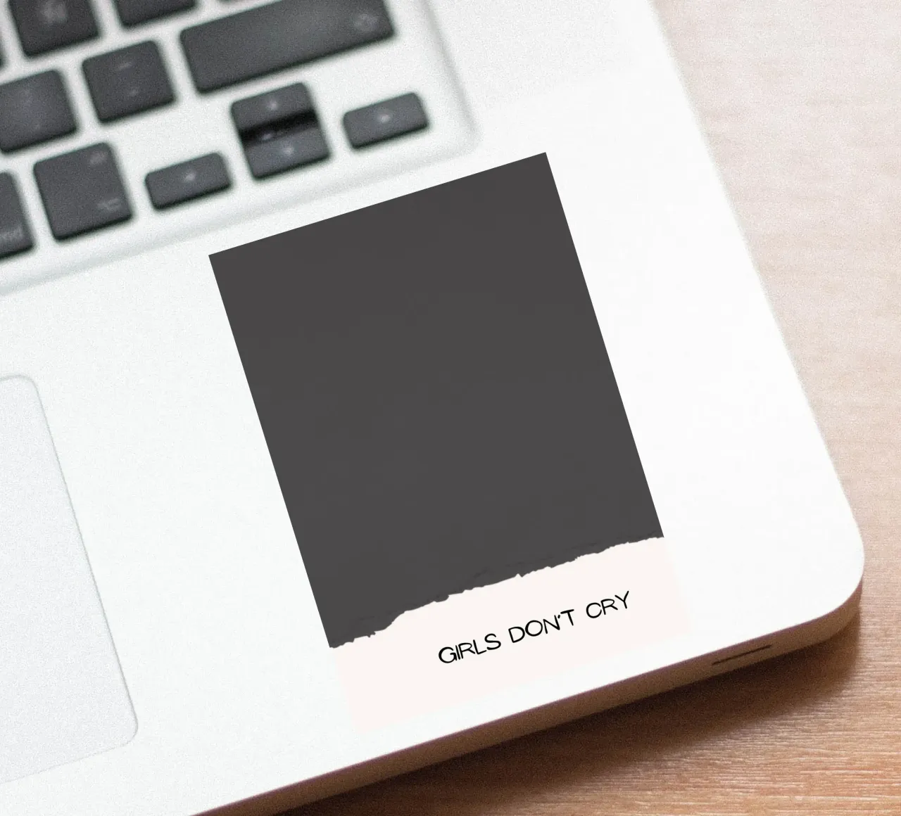 Meisjes huilen niet - Minimalistische statementprint met structuur sticker van NorwesClub