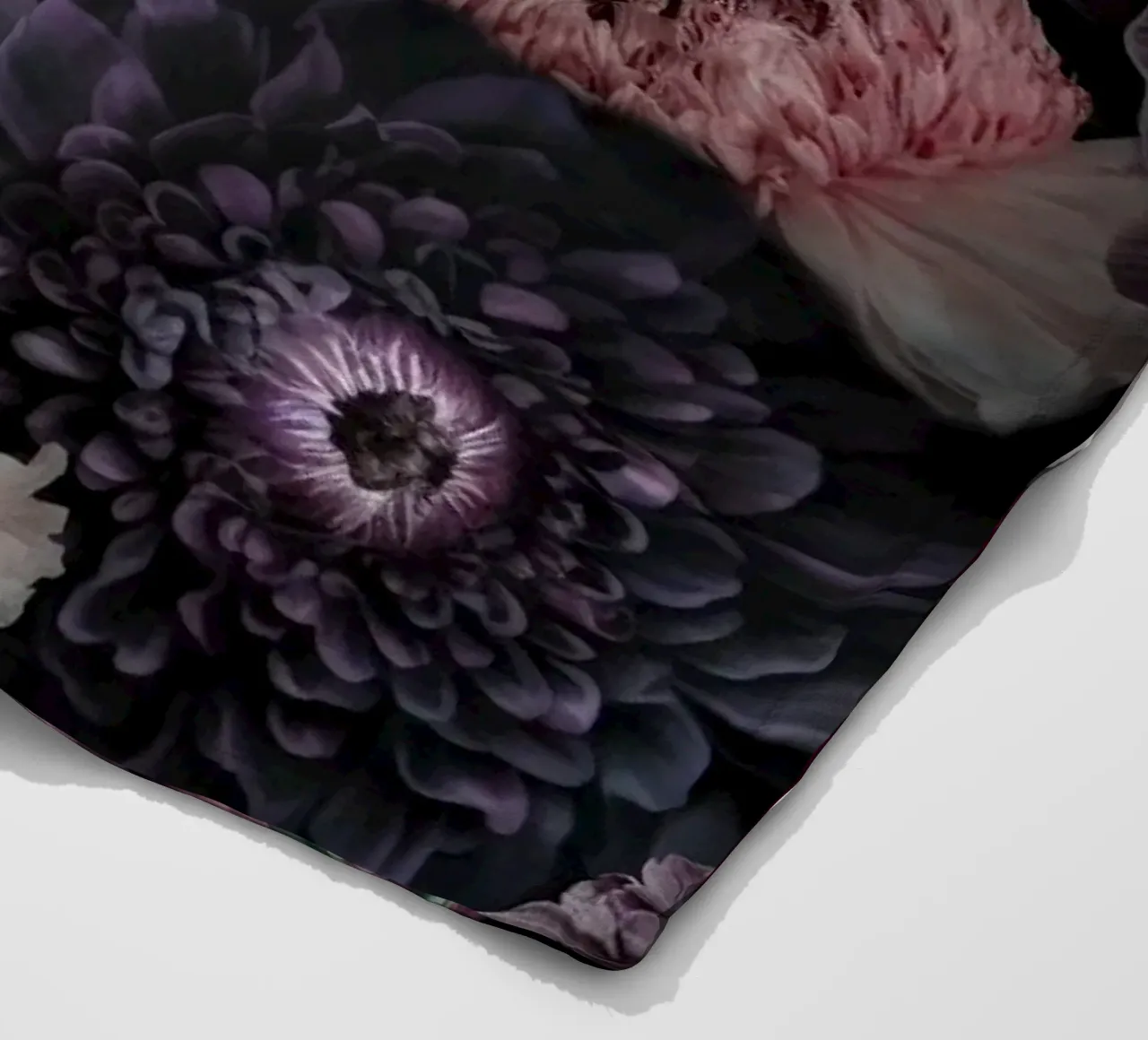 Bloomscape notturno Fiori barocchi scuri coperta in pile da Andrea Haase Vintage World