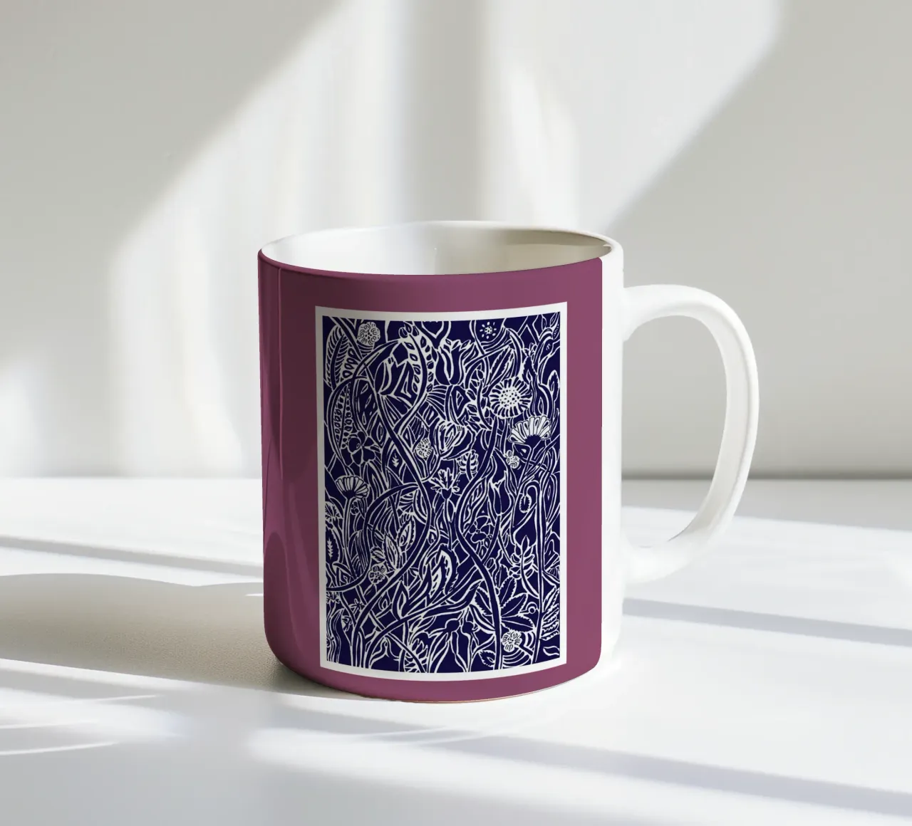 Nazomerweide in silhouet, wit tegen donkerblauw keramische mok van PaperLine Art